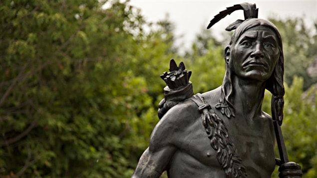 تمثال مرشد من قبيلة ألغونكان في حديقة ميجورز هيل في اوتاوا