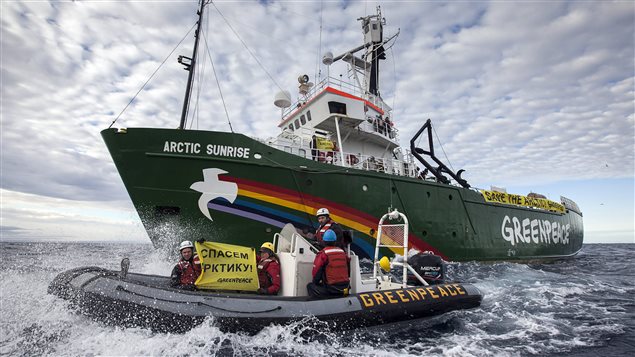 Le bateau de Greenpeace entrant dans les eaux russes samedi dernier.