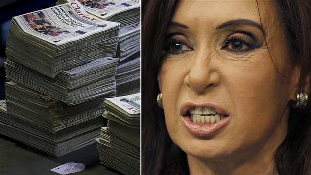 Cristina Fernández, a la derecha, presidenta de Argentina. Imágenes de pilas del diario Clarín, el más importante de ese país. Las sesiones de la Corte Suprema de Justicia terminarán en un fallo que dará razón a uno u otro. 