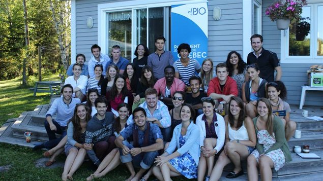 Los jóvenes del Parlamento Juvenil de Quebec, fuera del reciento de sesiones. En medio de la actividad democrática y formativa se generan también amistades.