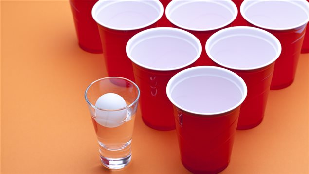Les jeux pour boire, comme celui de la balle de ping-pong, sont très populaires lors des fêtes d'initiation universitaires. Les jeux pour boire, comme celui de la balle de ping-pong, sont très populaires lors des fêtes d'initiation universitaires.
