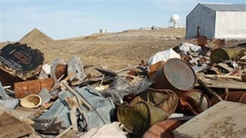 Des déchets ramassés au site de Cape Dyer, Nunavut