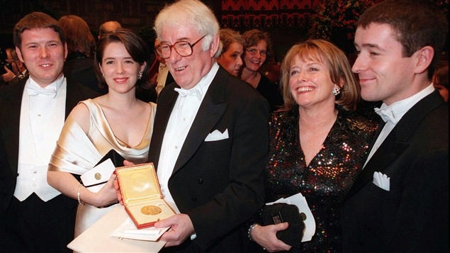 Entouré de sa famille en 1995, Seamus Heaney exhibe fièrement la médaille du prix Nobel de littérature.