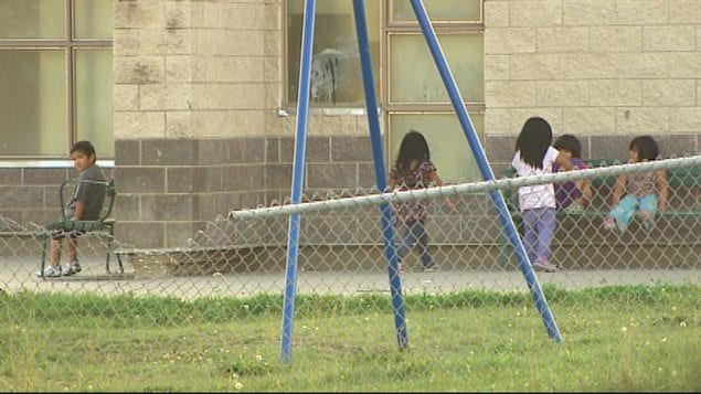Des enfants jouent dans la cour de l’École primaire de Garden Hill, au Manitoba, le 29 août 2013.