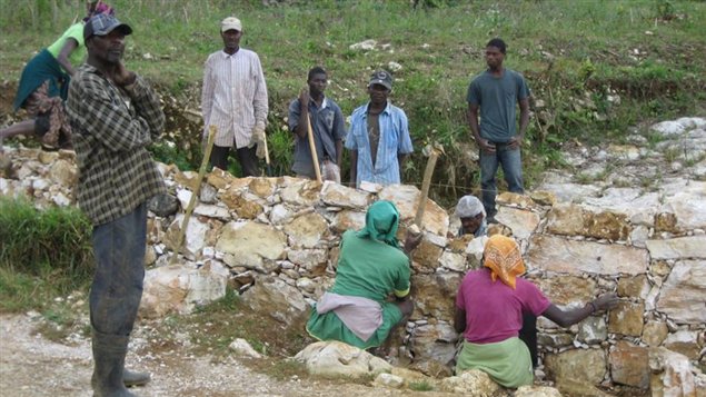 Reconstrucción en Séguin, Haití, donde trabaja un grupo de apoyo de la organización canadiense SUCO. 