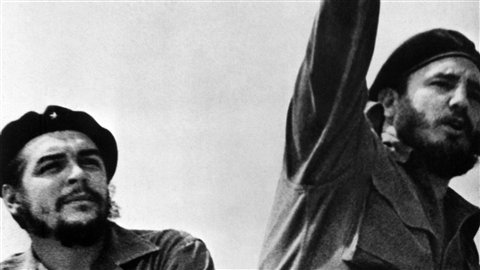 Fidel Castro (à droite), en compagnie d’Ernesto Che Guevara, en janvier 1959, après que Castro eut renversé le régime Batista