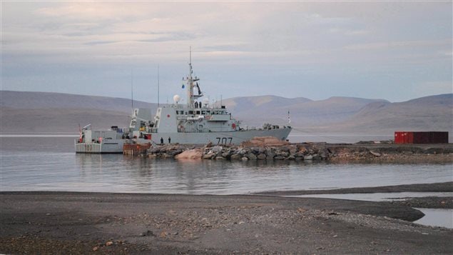 Le port de Nanisivik, au Nunavut, demeure sous le contrôle de Pêches et Océans Canada, six ans après l’annonce du premier ministre canadien Stephen Harper pour la création d'une station de ravitaillement maritime. 