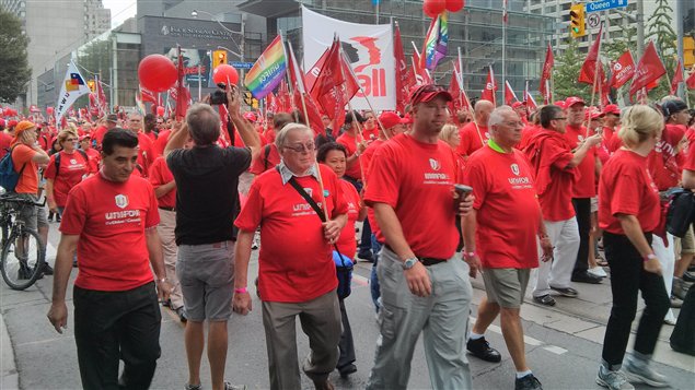 Des dizaines de membres du nouveau syndicat Unifor au défilé dimanche dernier de la fête du Travail à Toronto dans la province de l'Ontario.