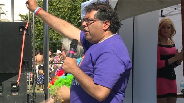 عمدة كالغاري، نهيد ننشي، ملقياً كلمته خلال مسيرة الفخر لمثليي الجنس يوم الأحد في مدينته