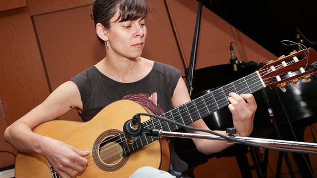 La guitariste de Caroline Planté