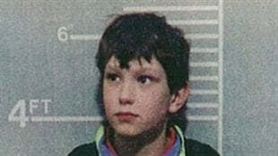 1993年，警方发布10岁的约翰.威南波斯被捕照片。 