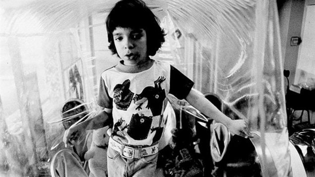 Le syndrome d'immunodéficience combinée aiguë (SICA) est souvent appelé la maladie de l'enfant-bulle en référence à un jeune Texan, David Vetter, qui a vécu presque toute sa vie à l'intérieur d'une bulle stérile.