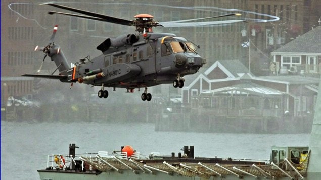 On procède à des tests de vol d'un hélicoptère cyclone dans le port de Halifax au Canada en avril 2010.