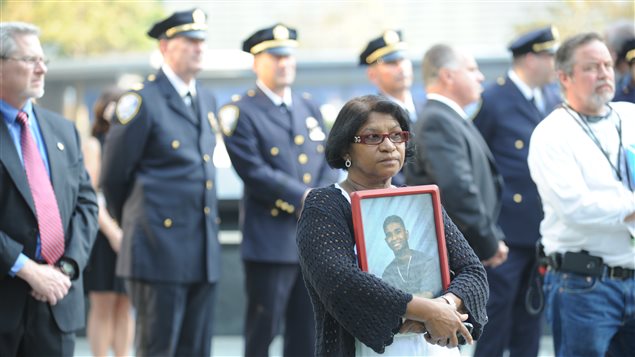 Une femme tient le portrait de son fils tué dans les attentats du 11 septembre 2001.