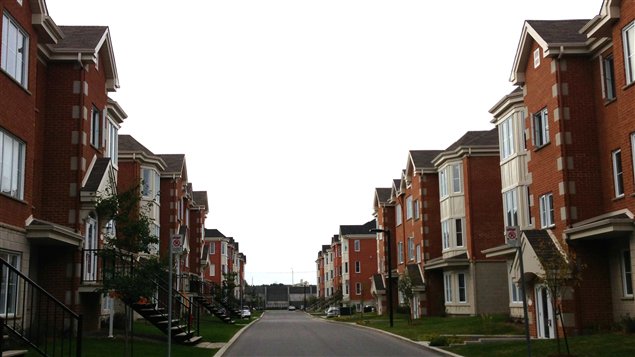 Les prix des maisons au Canada, toutes provinces confondues, ont grimpé de plus de 130 % depuis 2001, soit 80 % de plus que la croissance des revenus personnels des citoyens.