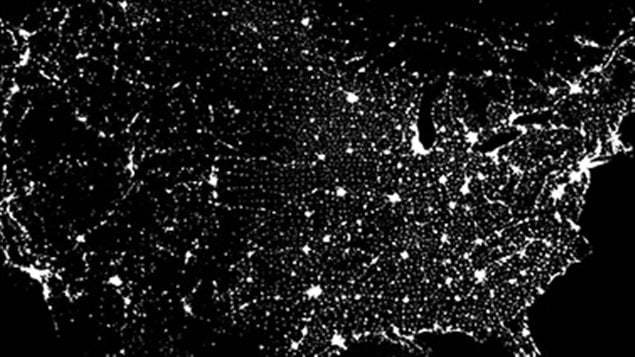 Image satellite de l’Amérique du Nord. On voit clairement Montréal et Toronto, dans l’est du Canada, qui sont parmi les villes les plus brillantes du continent.