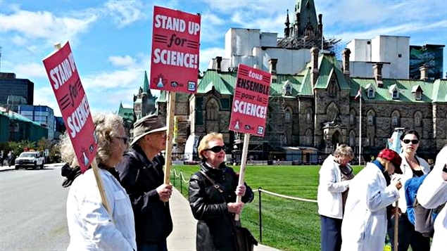 Des scientifiques manifestent sur la colline du Parlement en septembre dernier.