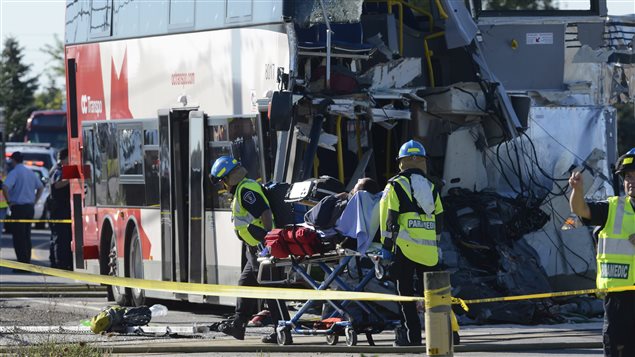 L'autobus a été lourdement endommagé lors de la collision avec le train de Via Rail.