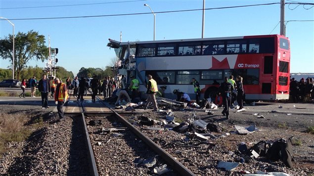 Une collision entre un train de Via Rail et un autobus à deux étages d'OC Transpo a fait six morts, dont le chauffeur de l'autobus, et une trentaine de blessés, dont une dizaine dans un état grave, mercredi matin à Ottawa. 