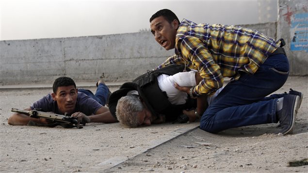 Imágenes del policía baleado, esta mañana, en una ciudad ubicada a 14 kilómetros del Cairo, la capital de Egipto. 