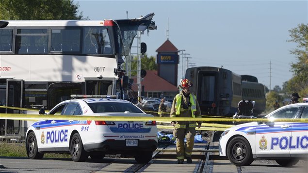 Une collision entre un train et un autobus