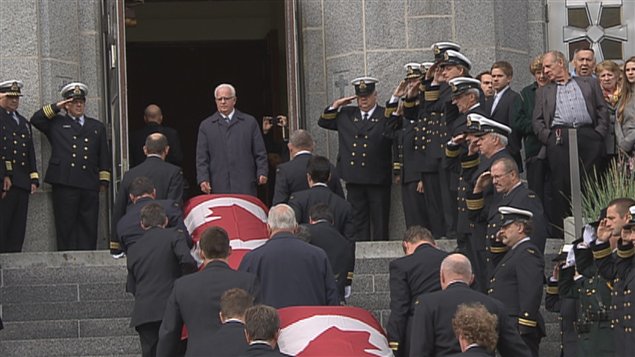 Des proches rendent un dernier hommage aux trois victimes.