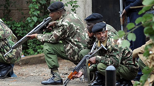 Des policiers kenyans attendent les ordres en bordure du centre commercial Westgate, à Nairobi.