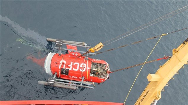 L'épave de l'hélicoptère est embarquée à bord du NGCC Henry Larsen, le 26 septembre dernier.