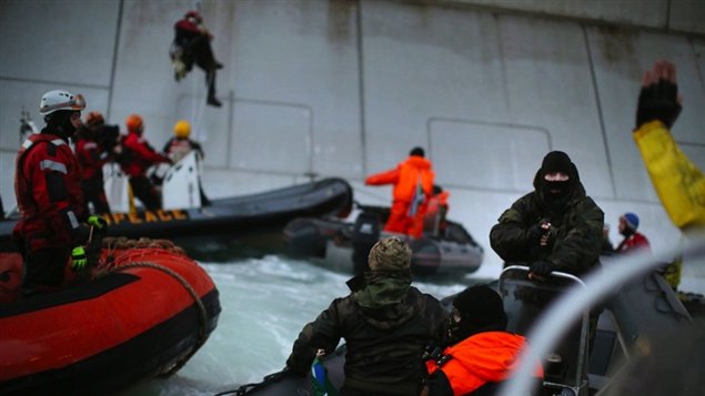 Greenpeace, qui a fourni cette photographie, a accusé le Service fédéral russe de sécurité (FSB) d’avoir menacé ses militants en tirant des coups de feu tout près de leurs bateaux pneumatiques.Un activiste de Greenpeace, Roman Dolgov, est lui aussi emprisonné pour un minimum de deux mois en attendant le procès.