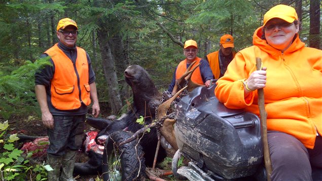 Un groupe de chasseurs québécois est heureux d'avoir abattu un orignal.