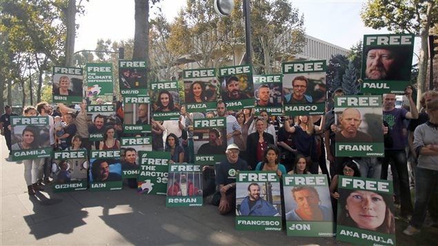 Manifestation à Paris pour réclamer la libération de 30 militants de Greenpeace détenus en Russie.