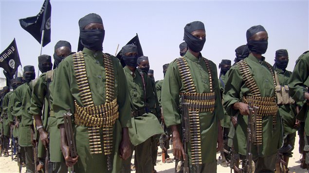 Des combattants d'Al Shabab en banlieue de Mogadiscio en 2011.