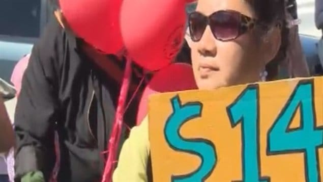 Manifestación en Toronto por un aumento del salario mínimo