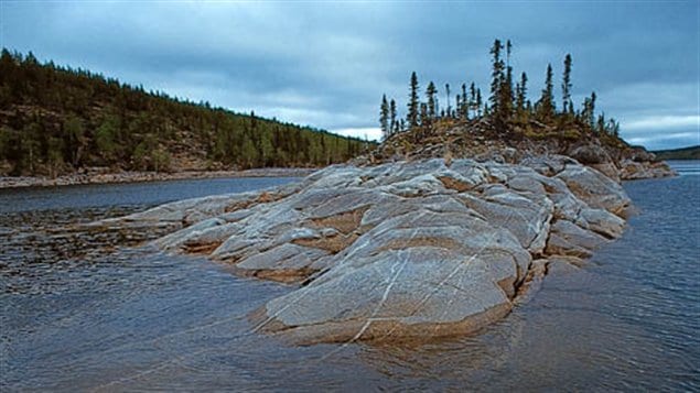 Une portion du Bouclier remonte à la surface de l'eau dans un lac pour former une petite île.