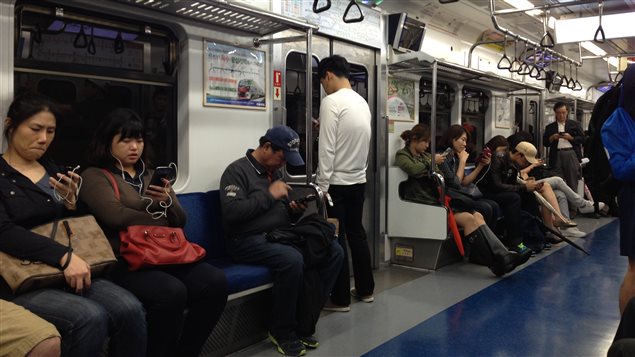 Dans le métro de Séoul, tout le monde regarde son téléphone intelligent au pays du géant Samsung.