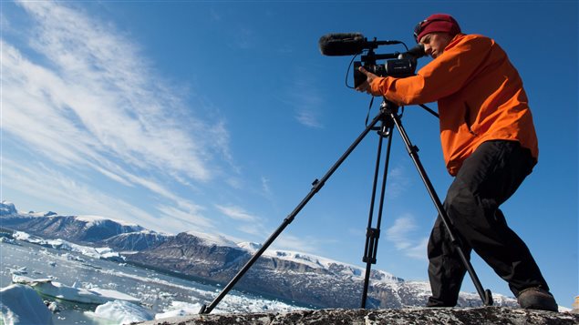 Un photographe cameraman de National Geographic à l’œuvre dans l’Arctique