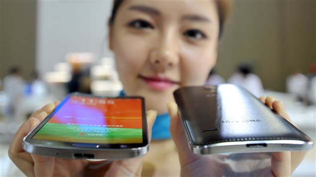 Une femme présente le nouveau Galaxy Round de Samsung