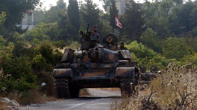 دبابة سورية تطارد قوات المعارضة في محافظة اللاذقية