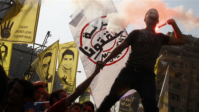 مناصرون للرئيس المعزول محمد مرسي ولجماعة الإخوان المسلمين التي ينتمي إليها يتظاهرون ضد الجيش في مدينة نصر في شرق القاهرة يوم الجمعة الفائت