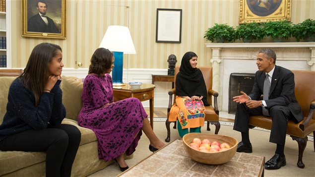 Malala Yousafzai a rencontré le 13 octobre le président Barack Obama, sa femme Michelle et sa fille Malia à la Maison-Blanche.