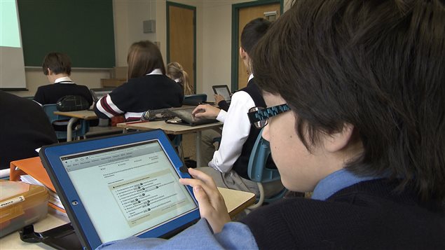 Les manuels scolaires pour les tablettes électroniques coûtent trop cher selon des parents dont les enfants fréquentent l'école privée. 