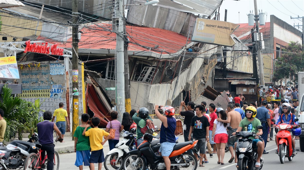 Un puissant séisme aux Philippines fait près d une centaine de morts