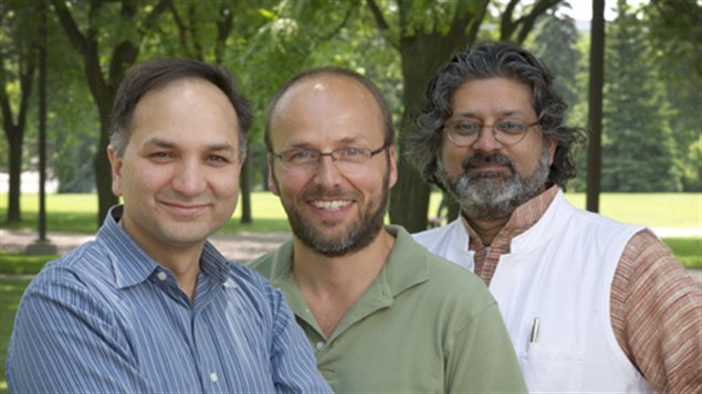 Le professeur Steve Newmaster (Centre) en compagnie de deux de ses collègues de l'Université Guelph en Ontario.