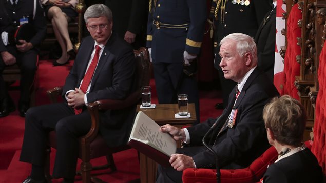 Stephen Harper et le gouverneur général David Johnston lors du discours du Trône mercredi. Des sources à Ottawa croient que le premier ministre Stephen Harper a cherché à retarder et à faire coïncider l'annonce d'une entente sur le libre-échange avec la lecture du discours du Trône.