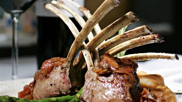 Une décadente assiette de côtelettes d'agneau. Une décadente assiette de côtelettes d'agneau.