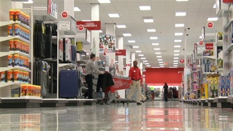 Clients dans un magasin Target au Canada.