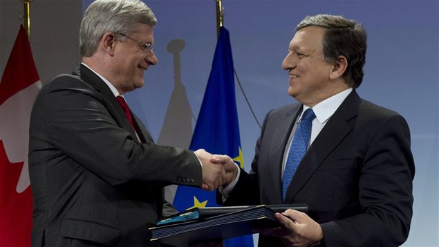 مصافحة وتبادل وثائق بين رئيس الحكومة الكندية ستيفن هاربر (إلى اليسار) ورئيس المفوضية الأوروبية خوسيه مانويل باروسو في مقر المفوضية الأوروبية في بروكسل في 18 تشرين الأول (أكتوبر) الفائت