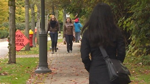 Des passants sur le campus de l'Université de la Colombie-Britannique