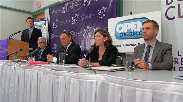 (De g à d ) Josh Paterson, Joe Arvay, David Martin, Caily DiPuma du BCCLA et Steve Anderson de OpenMedia