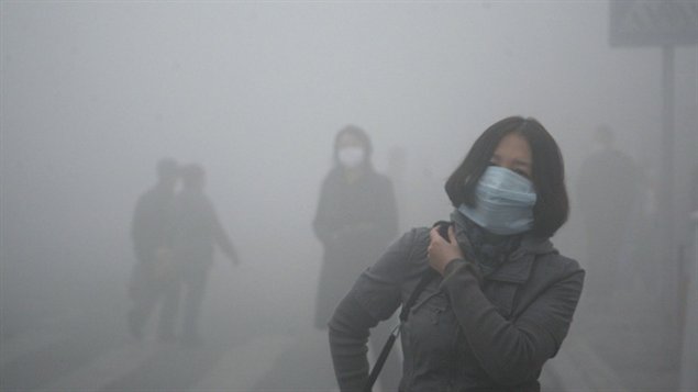 哈尔滨一名女性走在街头。